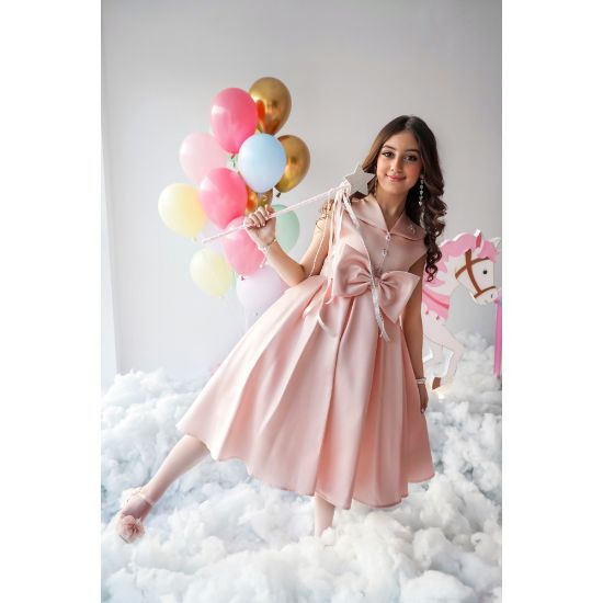 صورة فستان بناتي وردي بفيونكة كبيرة حيث تتحقق الحكايات - M3725